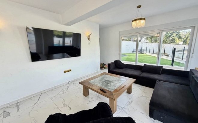 Resale - Villa -
Villamartin - Costa Blanca