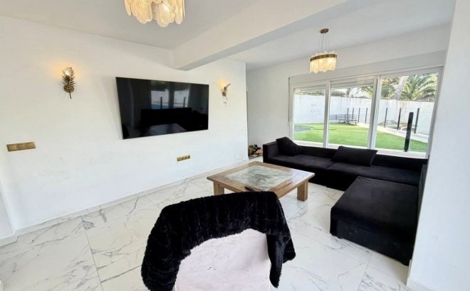 Resale - Villa -
Villamartin - Costa Blanca