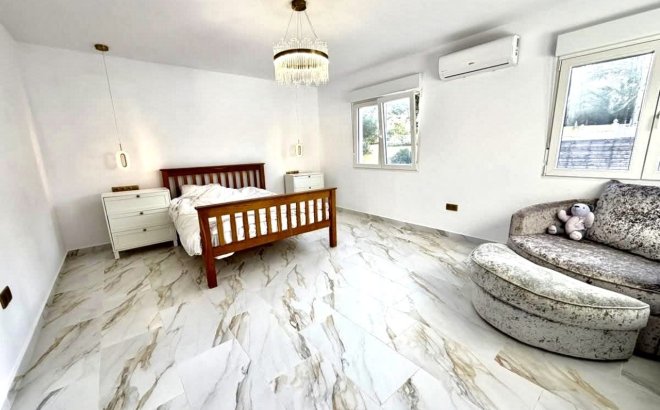 Resale - Villa -
Villamartin - Costa Blanca
