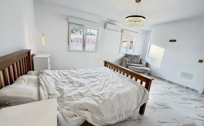 Resale - Villa -
Villamartin - Costa Blanca