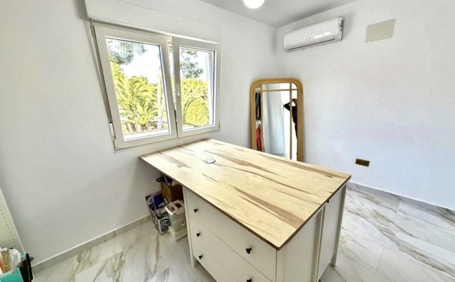 Resale - Villa -
Villamartin - Costa Blanca