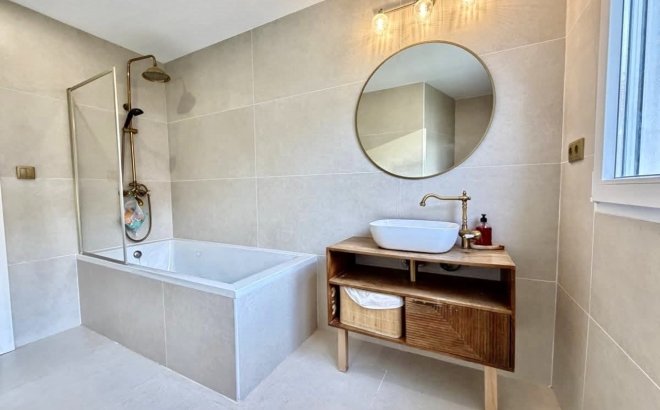 Resale - Villa -
Villamartin - Costa Blanca