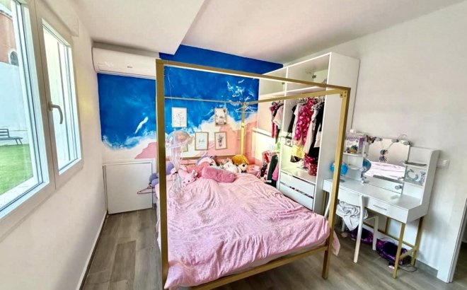 Resale - Villa -
Villamartin - Costa Blanca