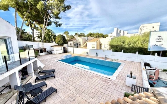 Resale - Villa -
Villamartin - Costa Blanca
