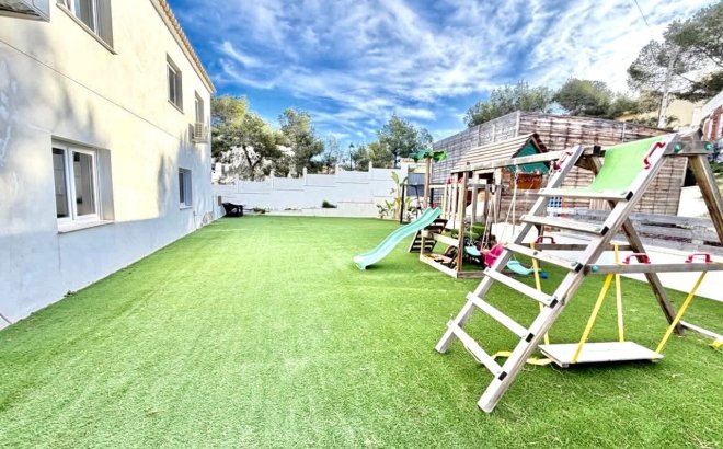 Resale - Villa -
Villamartin - Costa Blanca