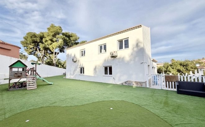 Resale - Villa -
Villamartin - Costa Blanca
