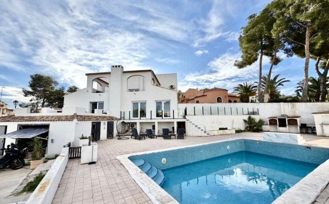 Resale - Villa -
Villamartin - Costa Blanca