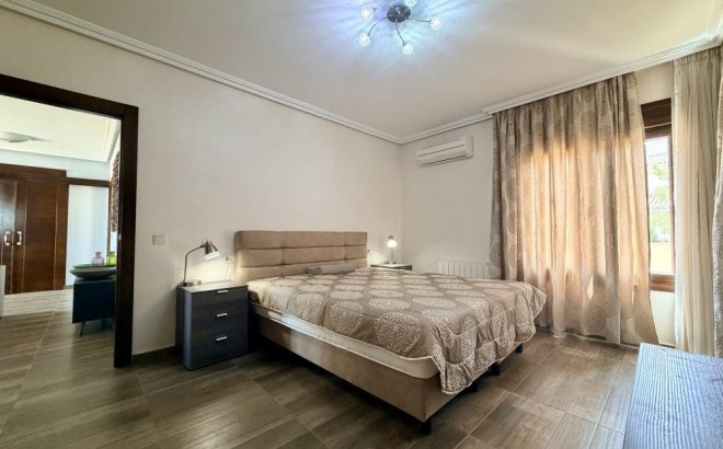 Herverkoop - Villa -
Orihuela Costa - Costa Blanca