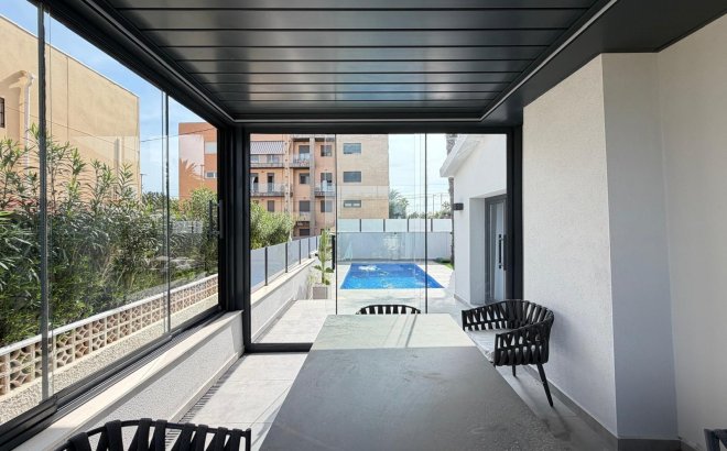 Resale - Villa -
Torrevieja - Punta Prima