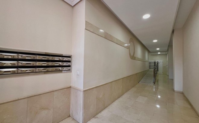 Resale - Apartment -
Torrevieja - Puerto Deportivo