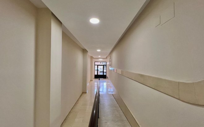 Resale - Apartment -
Torrevieja - Puerto Deportivo