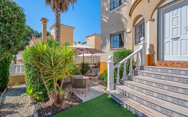 Resale - Villa -
Villamartin - Costa Blanca