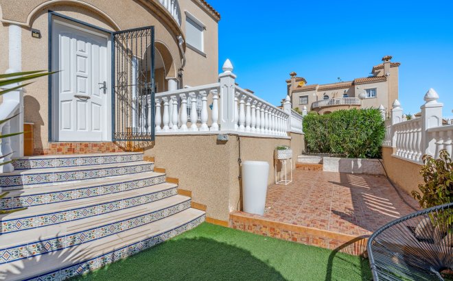 Resale - Villa -
Villamartin - Costa Blanca