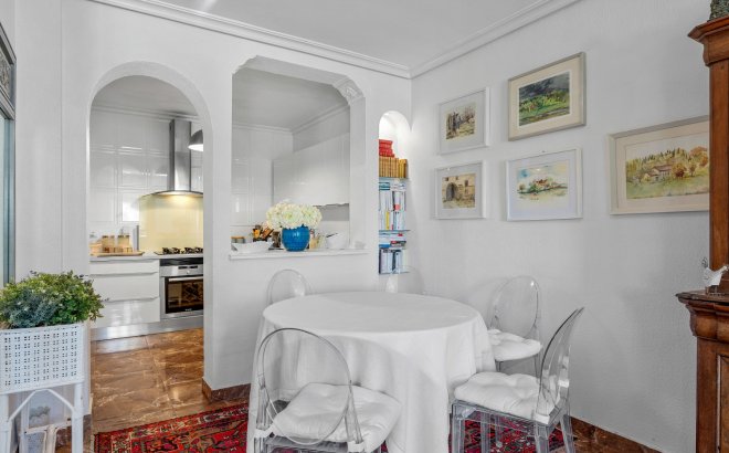 Resale - Villa -
Villamartin - Costa Blanca