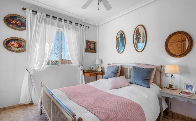 Resale - Villa -
Villamartin - Costa Blanca