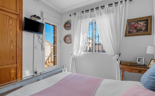 Resale - Villa -
Villamartin - Costa Blanca
