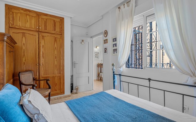 Resale - Villa -
Villamartin - Costa Blanca