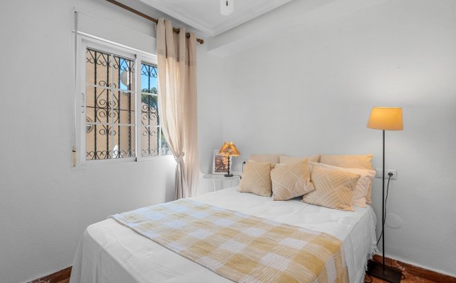 Resale - Villa -
Villamartin - Costa Blanca
