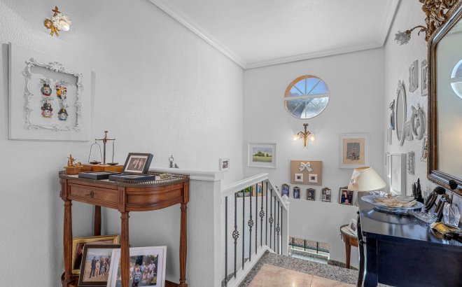 Resale - Villa -
Villamartin - Costa Blanca