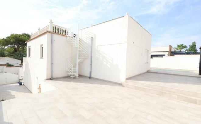 Resale - Villa -
Torrevieja - Costa Blanca