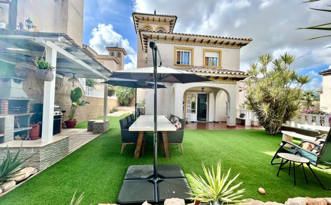 Resale - Villa -
Villamartin - Costa Blanca