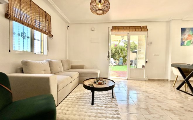 Resale - Villa -
Villamartin - Costa Blanca