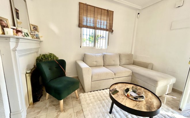 Resale - Villa -
Villamartin - Costa Blanca