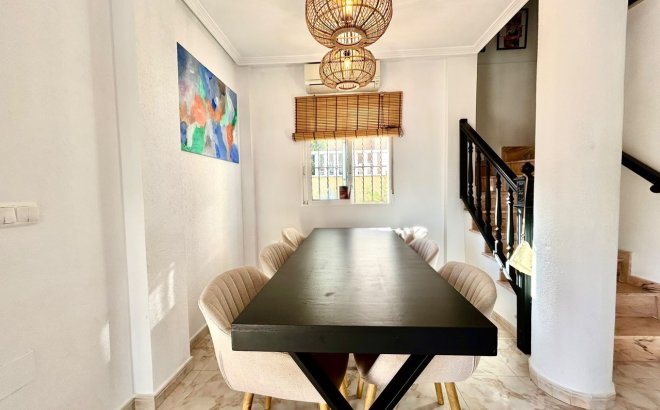 Resale - Villa -
Villamartin - Costa Blanca