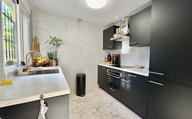 Resale - Villa -
Villamartin - Costa Blanca