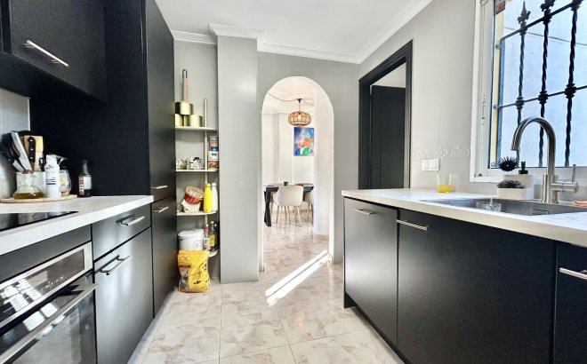 Resale - Villa -
Villamartin - Costa Blanca