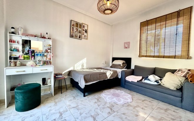 Resale - Villa -
Villamartin - Costa Blanca