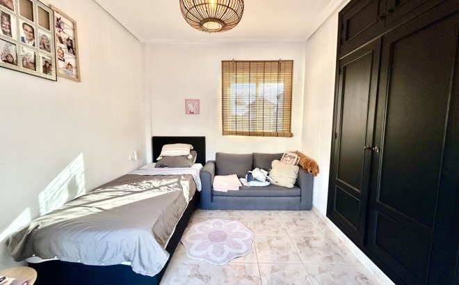 Resale - Villa -
Villamartin - Costa Blanca