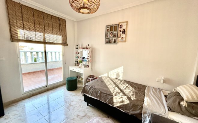 Resale - Villa -
Villamartin - Costa Blanca