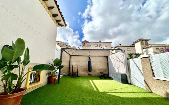 Resale - Villa -
Villamartin - Costa Blanca