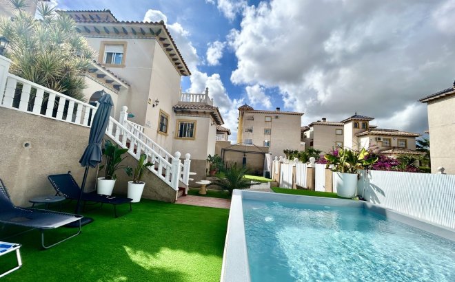 Resale - Villa -
Villamartin - Costa Blanca