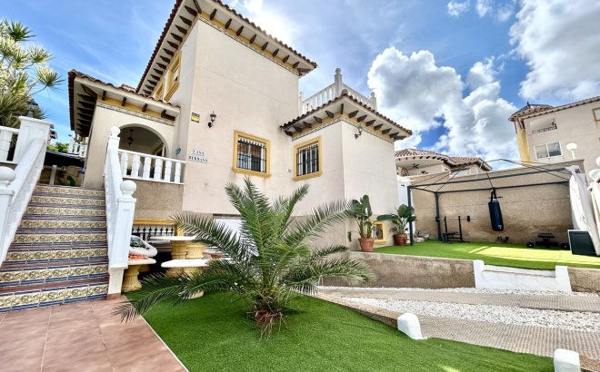 Resale - Villa -
Villamartin - Costa Blanca