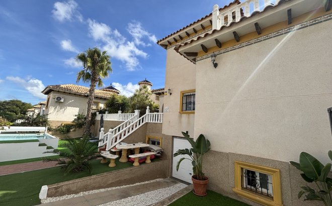 Resale - Villa -
Villamartin - Costa Blanca