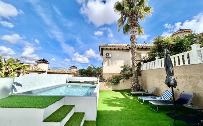 Resale - Villa -
Villamartin - Costa Blanca