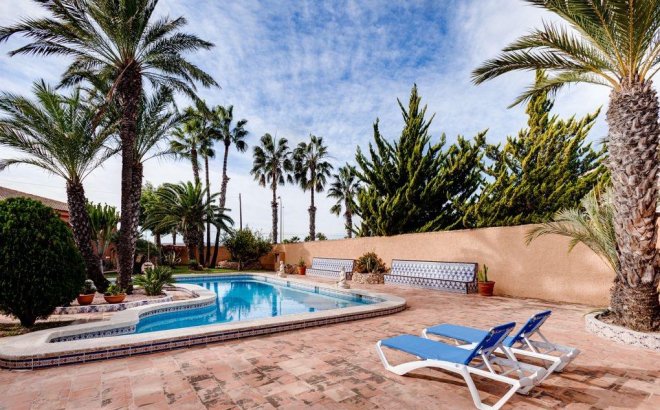 Resale - Villa -
Torrevieja - La Siesta - El Salado - Torreta