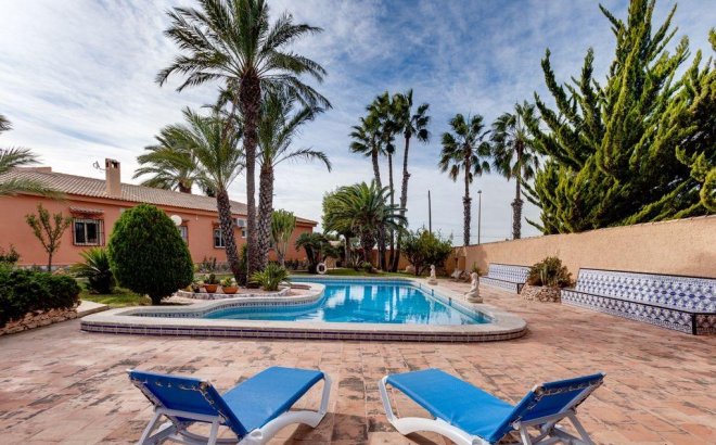 Resale - Villa -
Torrevieja - La Siesta - El Salado - Torreta
