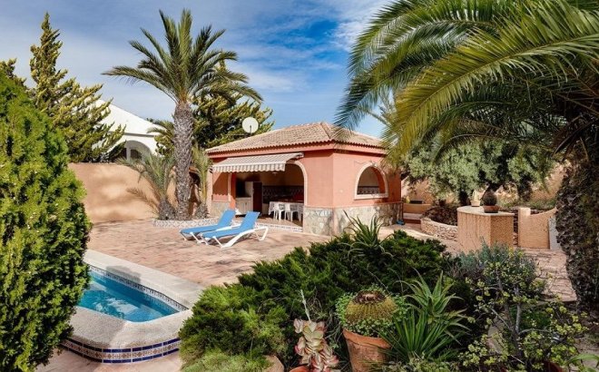Resale - Villa -
Torrevieja - La Siesta - El Salado - Torreta