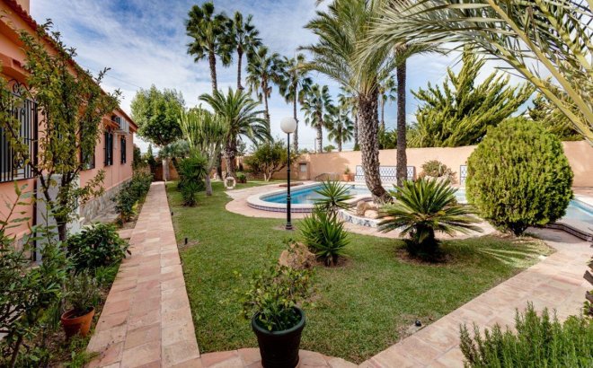 Resale - Villa -
Torrevieja - La Siesta - El Salado - Torreta