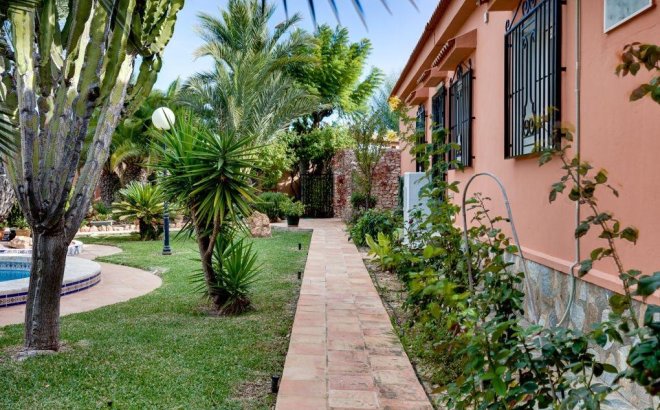 Resale - Villa -
Torrevieja - La Siesta - El Salado - Torreta