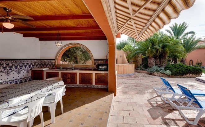 Resale - Villa -
Torrevieja - La Siesta - El Salado - Torreta