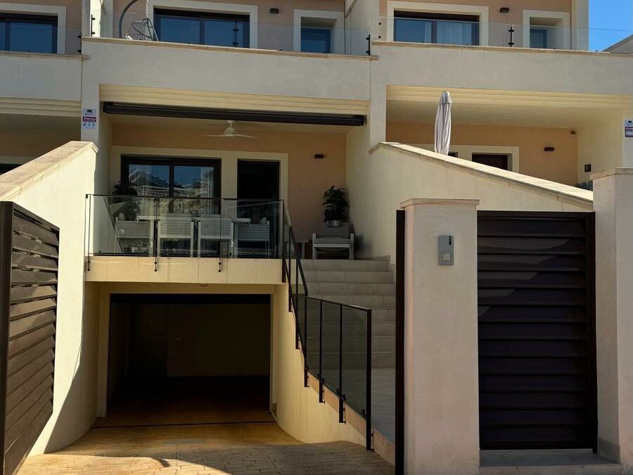Beautiful house with closed garage in Los Balcones Torrevieja