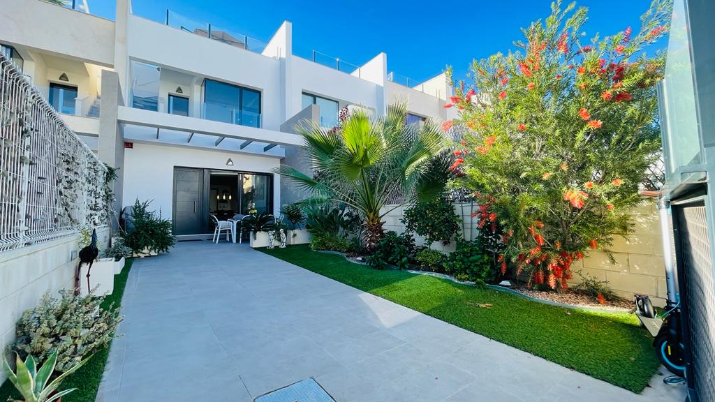 Bella casa moderna con giardino a Villamartin Los Altos Orihuela Costa